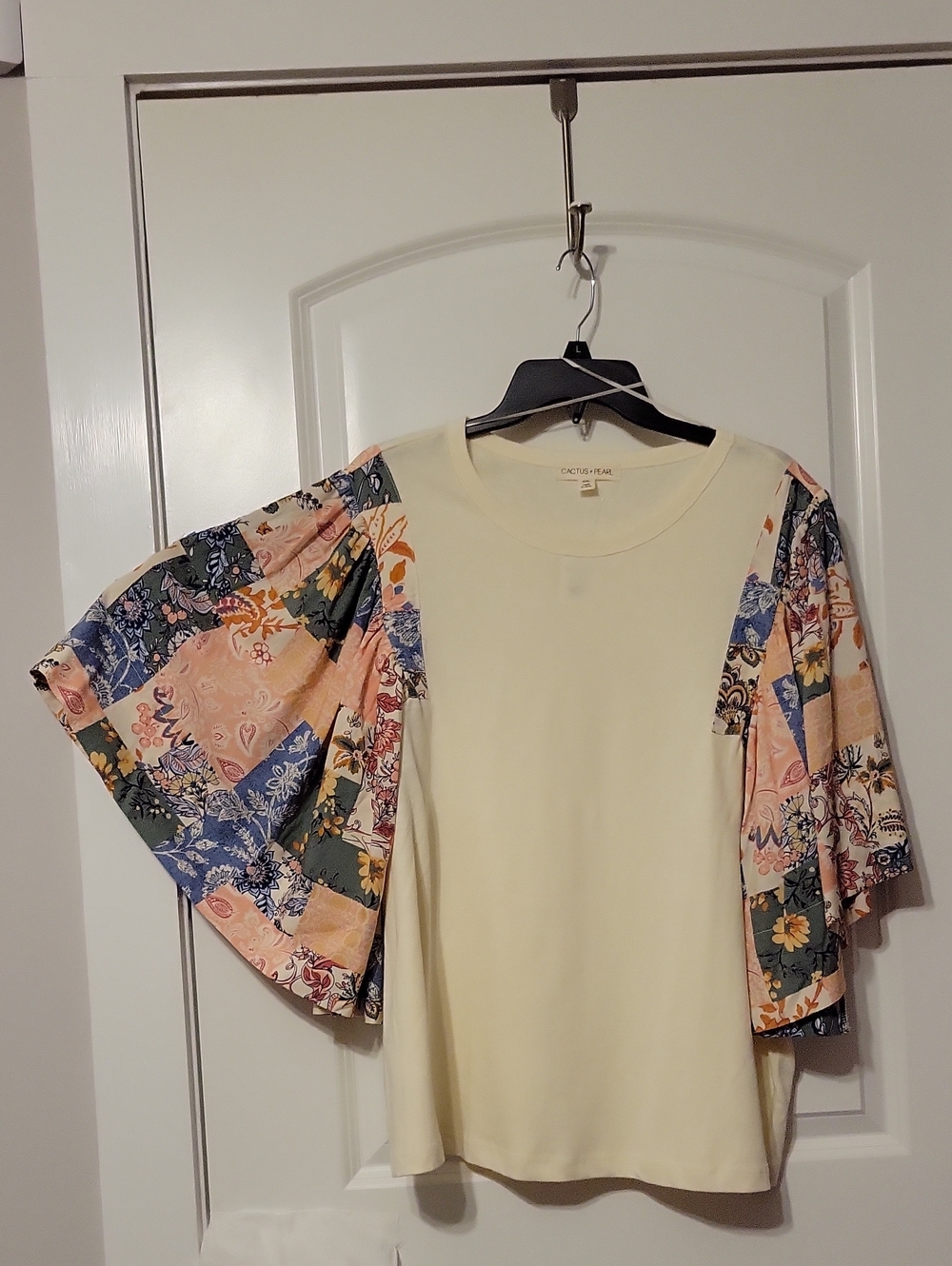 Cactus + Pearl Womens XXL, Cream And Multicolored Fan Sleeves Shirt. NWT